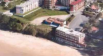 an aerial view of a building next to the beach at Apartamento Playa de Ber Ber-Mar in Perbes