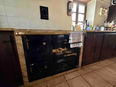 a large black oven in a kitchen at Casa El Reposo in Barreiros