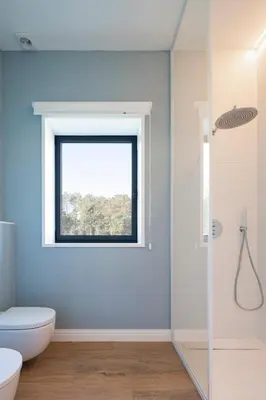 a bathroom with a window and a toilet at Relax in Santiago de Compostela in Vedra