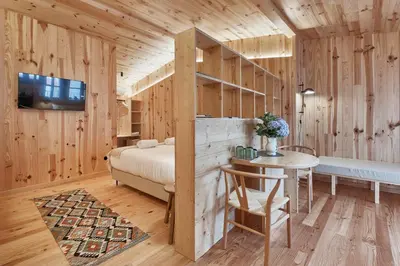 a bedroom with a bed and a table in a room at Pincelo Nature in Pincelo
