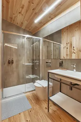 a bathroom with a shower and a toilet and a sink at Pincelo Nature in Pincelo