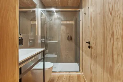 a bathroom with a shower with a toilet and a sink at Pincelo Nature in Pincelo