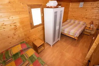 an overhead view of a bedroom in a log cabin at Cabañas Vallecino in Manzanal de los Infantes