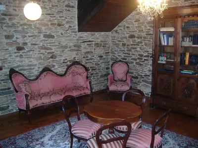 a room with pink furniture and a table and chairs at Casa Grande de Anllo in Sistallo