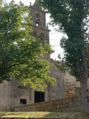 an old stone building with a bell tower at O Enxido - Vive dentro de la muralla de Ribadavia in Ribadavia