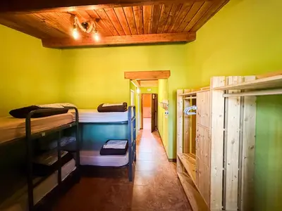 a room with several bunk beds in a room at Albergue Turístico El Campelín in Ocero