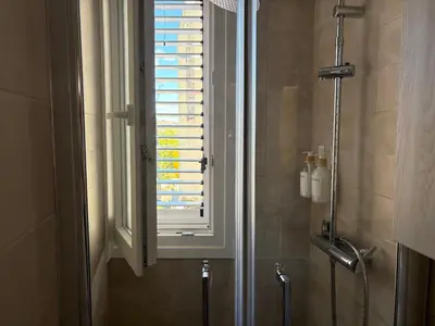 a window in a bathroom with a shower at El pisito de la Estrella in Ponferrada