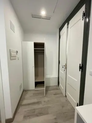 an empty hallway with a door and a closet at Paseo Malecón Hab in Monforte de Lemos