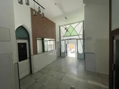 an empty hallway with a door and a window at Paseo Malecón Hab in Monforte de Lemos