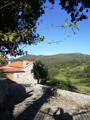 a view from the road up to the house at Casa Rural A Avoa María in Campo Lameiro