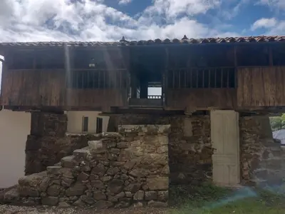 an old stone house with a wooden roof and a door at Hotel Rural El Nuevo Semellon Aceptamos Mascotas in La Llama