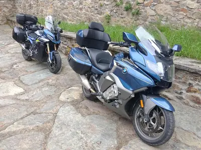 two blue motorcycles parked next to each other at Hotel Rural El Nuevo Semellon Aceptamos Mascotas in La Llama