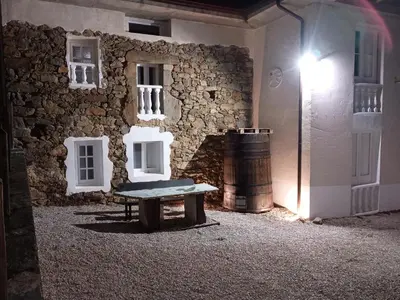 a stone building with a bench next to a barrel at Hotel Rural El Nuevo Semellon Aceptamos Mascotas in La Llama