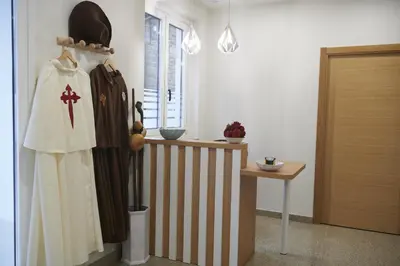 a room with a mannequin with a costume on a wall at Pensión CasaBlanca in Arzúa