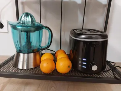 a blender and a bunch of oranges on a shelf at Apartamento Puerta de San Fernando in Lugo