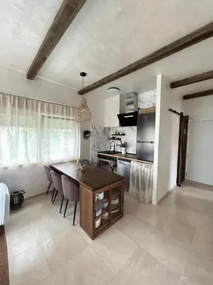a kitchen with a table and chairs in a room at O descanso do Peregrino in Sarria