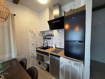 a small kitchen with a refrigerator and a sink at O descanso do Peregrino in Sarria