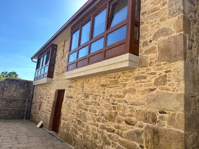 a building with a window on the side of it at A Casa do Veterinario 1 in Boqueijón