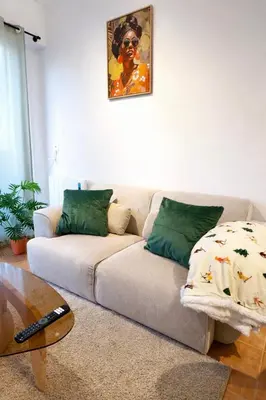 a vase with flowers in it sitting on a table at Apartamento en Ares a 400 m de la playa con jardín privado in Ares