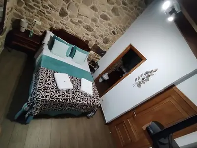 an overhead view of a bedroom with a bed at La pallota de san Cristóbal in Camino