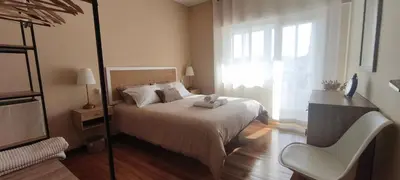 a bedroom with a bed with a teddy bear on it at Piso muy luminoso y céntrico 1D in Santiago de Compostela