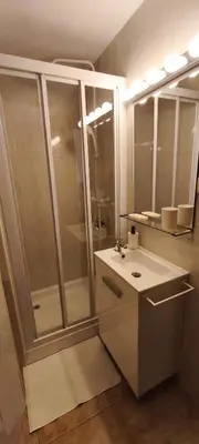 a bathroom with a shower and a sink at Piso muy luminoso y céntrico 1D in Santiago de Compostela