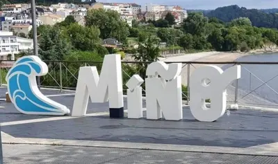 a sign for the beach with a view of the city at La Morada del Peregrino Miño Center Home in Miño