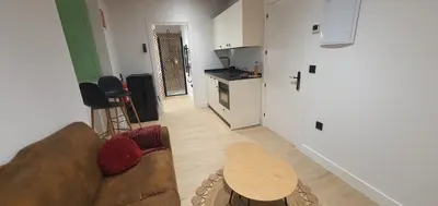 a living room with a couch and a kitchen at El Sueño in Barres