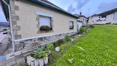 a house with some plants on the side of it at O Lar Tuna in Pereiro