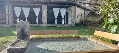 a bench sitting in front of a building at Rural Milia Arzúa - Transporte gratuíto desde la ciudad o conexión directa a pie desde el Camino in Arzúa