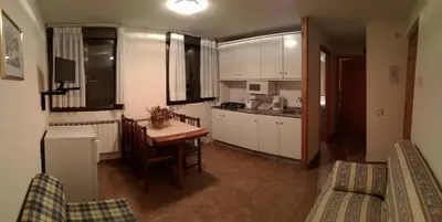 a kitchen and dining room with a table and chairs at El Mirador Del Parque in Gúa