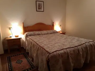 a bedroom with a large bed and two lamps at El Mirador Del Parque in Gúa