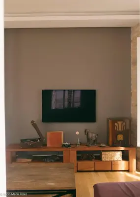 a living room with a flat screen tv on a wall at A galería do san Ramón in Villalba