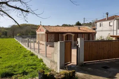 a garden with a bird feeder in the middle at YourHouse Casa Canastro in Allariz