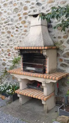 a stone oven sitting next to a stone wall at A CASONA DO BARCO con garaje privado, jardín y buenas vistas in O Barco de Valdeorras