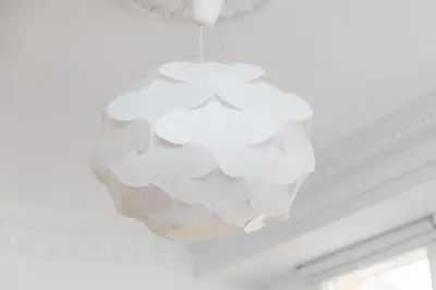 a white pendant light hanging from a ceiling at Apartamento dentro de la Muralla de Lugo, Rúa Nova in Lugo