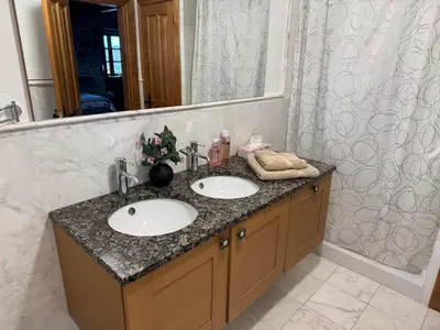 a bathroom with two sinks and a large mirror at Cima de Vila in Taboada
