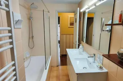 a bathroom with a shower and a sink and a mirror at piso céntrico y muy luminoso 1C in Santiago de Compostela