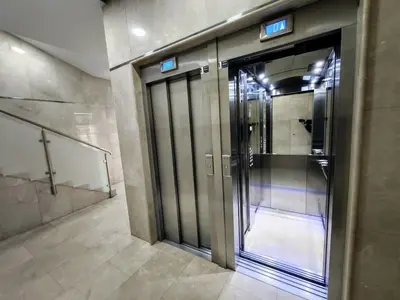 an elevator in a building with its doors open at piso céntrico y muy luminoso 1C in Santiago de Compostela
