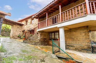 a house with a balcony on the side of it at Casa Ruperto in Doade