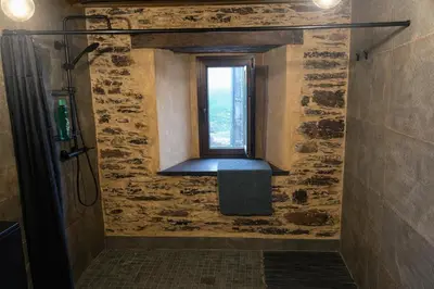 a bathroom with a window and a walk in shower at Winahost Apartamento Neipin in Neipín