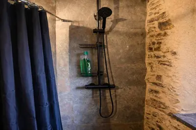 a shower in a bathroom with a blue shower curtain at Winahost Apartamento Neipin in Neipín