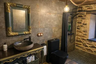 a bathroom with a sink and a toilet and a mirror at Winahost Apartamento Neipin in Neipín