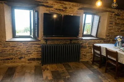 a room with a table with a radiator and two windows at Winahost Apartamento Neipin in Neipín