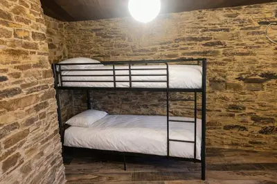 a couple of bunk beds in a brick wall at Winahost Apartamento Neipin in Neipín