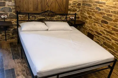 a bed with white sheets and pillows in a room at Winahost Apartamento Neipin in Neipín