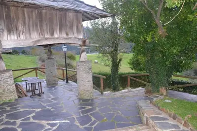 a patio with a wooden pavilion with a table and chairs at Apartamento La Casa del Abuelo Justo in Miñagón