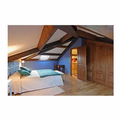 a bedroom with a bed and a blue wall at Apartamento La Casa del Abuelo Justo in Miñagón