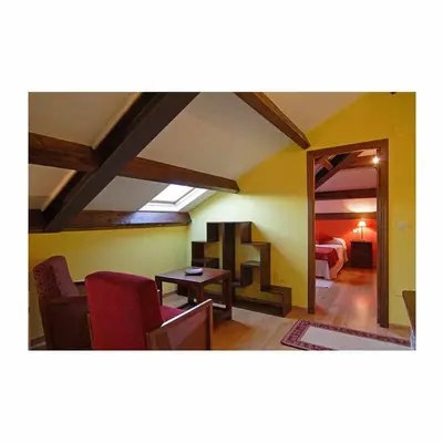 a room with a bedroom with a bed and a table at Apartamento La Casa del Abuelo Justo in Miñagón