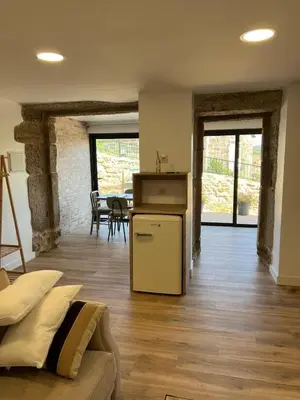 a kitchen and living room with a couch and a table at Alojamientos as moras arans in La Cañiza
